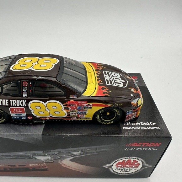 Dale Jarrett #88 UPS Race the Truck Flames 2001 NASCAR Mac Tools 1 24 ACTION - Picture 3 of 8